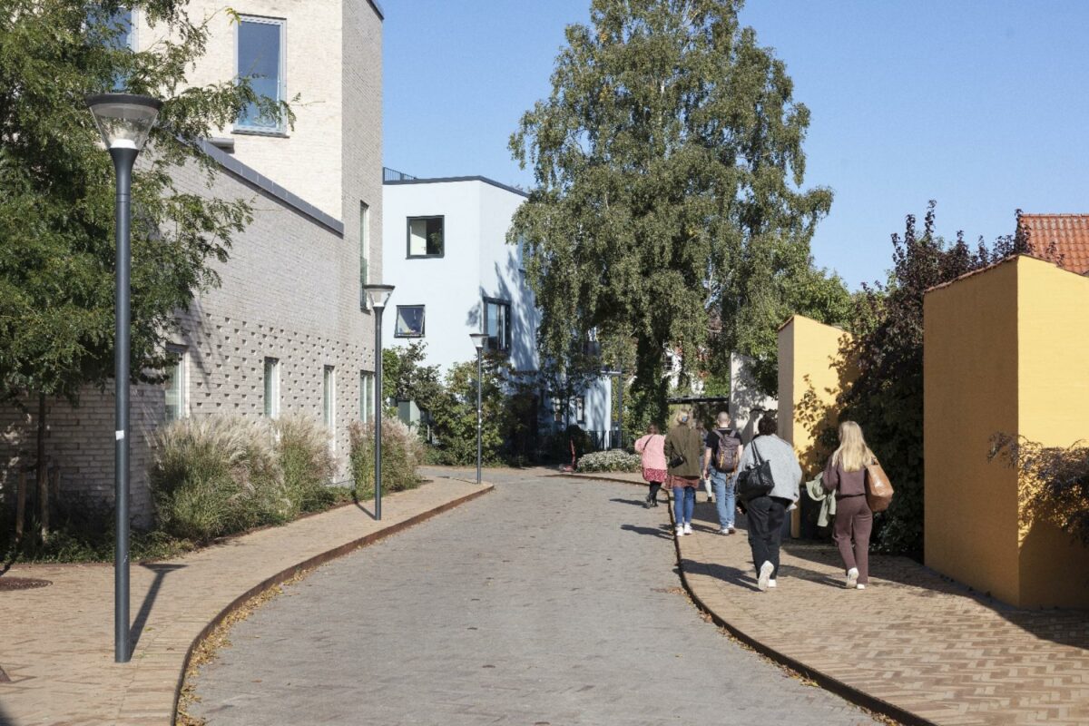 Et af Swecos projekter er byfornyelsen af den tidligere trafiktunge Thomas B. Thriges Gade i Odense. Her har ingeniører og arkitekter skabt en alsidig bydel med grønne byrum og plads til byens liv. Foto: Niels Nygaard