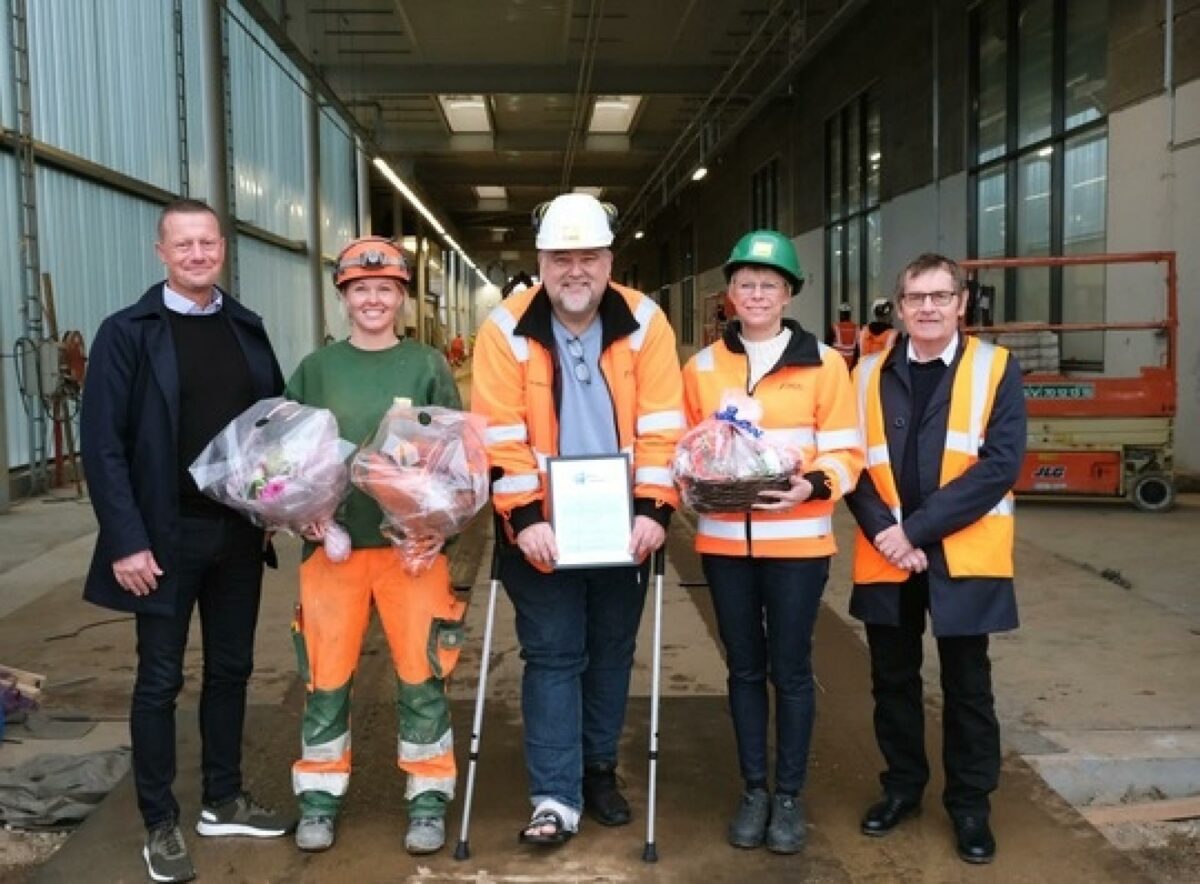 Fra venstre ses uddannelseschef for erhvervsuddannelserne på EUC Sjælland, Ole Holm, struktørelev Susan Johansen, formand for Bro & Byg på Sjælland og mentor for afdelingens struktørelever, Martin Kjærulff, HR-chef Helle Juhl og afdelingschef, Anlæg Kombinationsprojekter i Greve, Peter Bent Hansen.