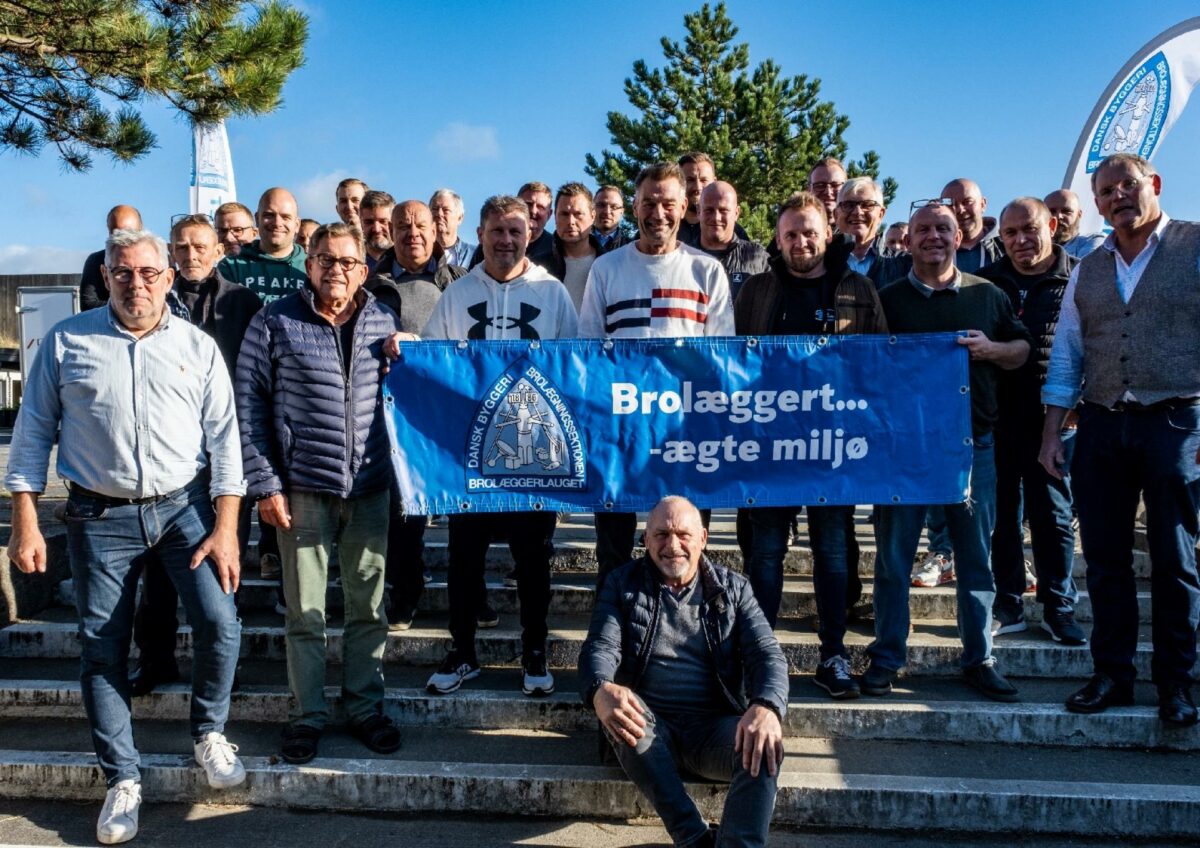 Brolæggerlaugets medlemmer samlet til konference i Ebeltoft. Foto: Brolæggerlauget.