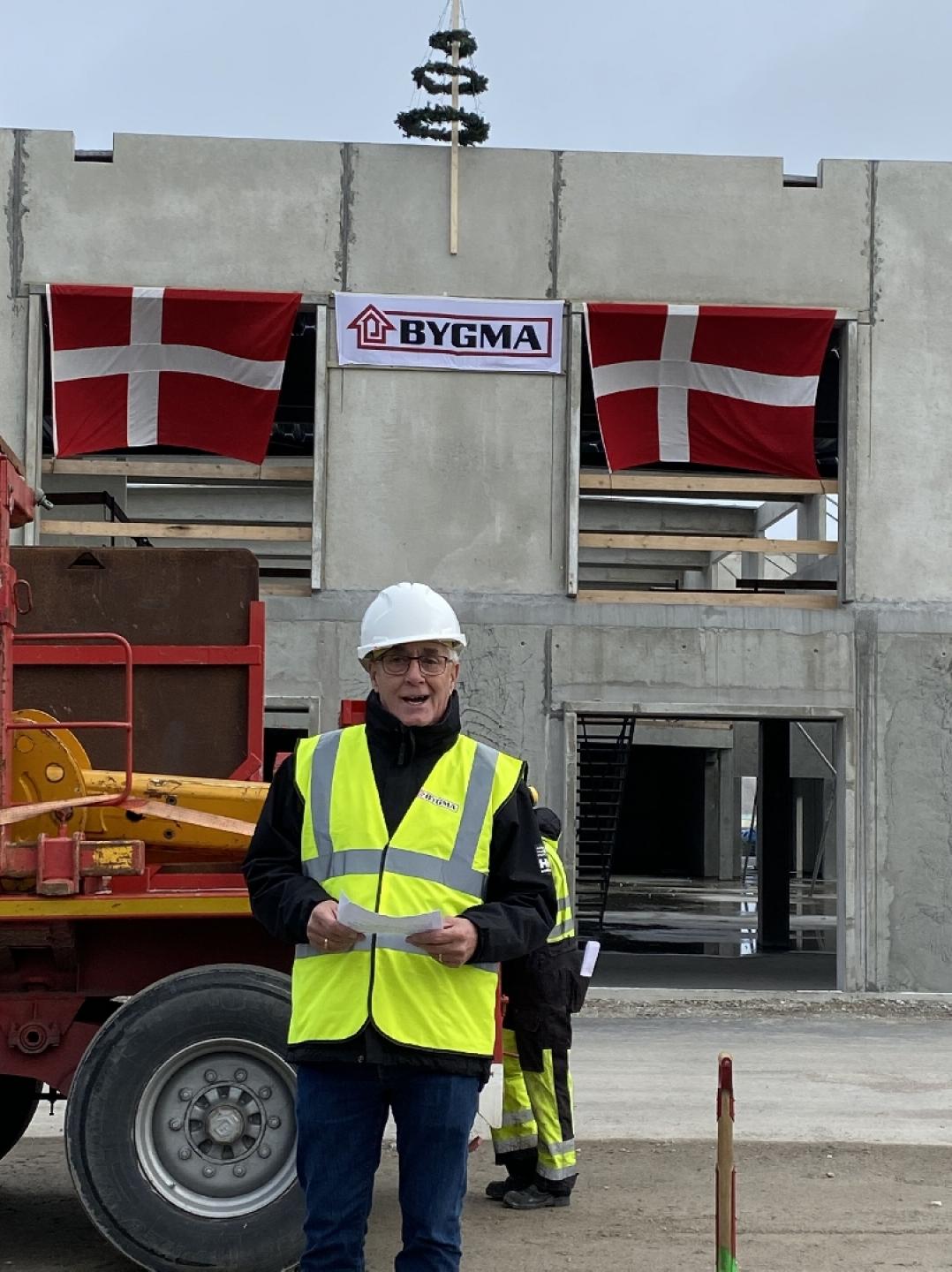 Regionsdirektør Jens Jensen hyldede rådgivere, entreprenører og håndværkere for den foreløbigt store indsats i byggeriet af den nye flagskibsbutik på Kløvermarken. Foto: Bygma