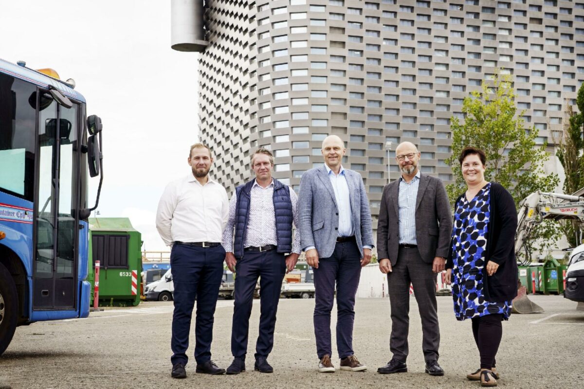 Fra venstre: Theis Rasmussen, projektleder hos ARC, Alexander Hermansen, tømrermester og partner hos Skou Gruppen, Martin Skou Heidemann, direktør i Skou Gruppen, Jacob Hartvig Simonsen, direktør hos ARC, og Helena Nielsen, chef for affaldsindsamling hos ARC. (Foto: Skou Gruppen)