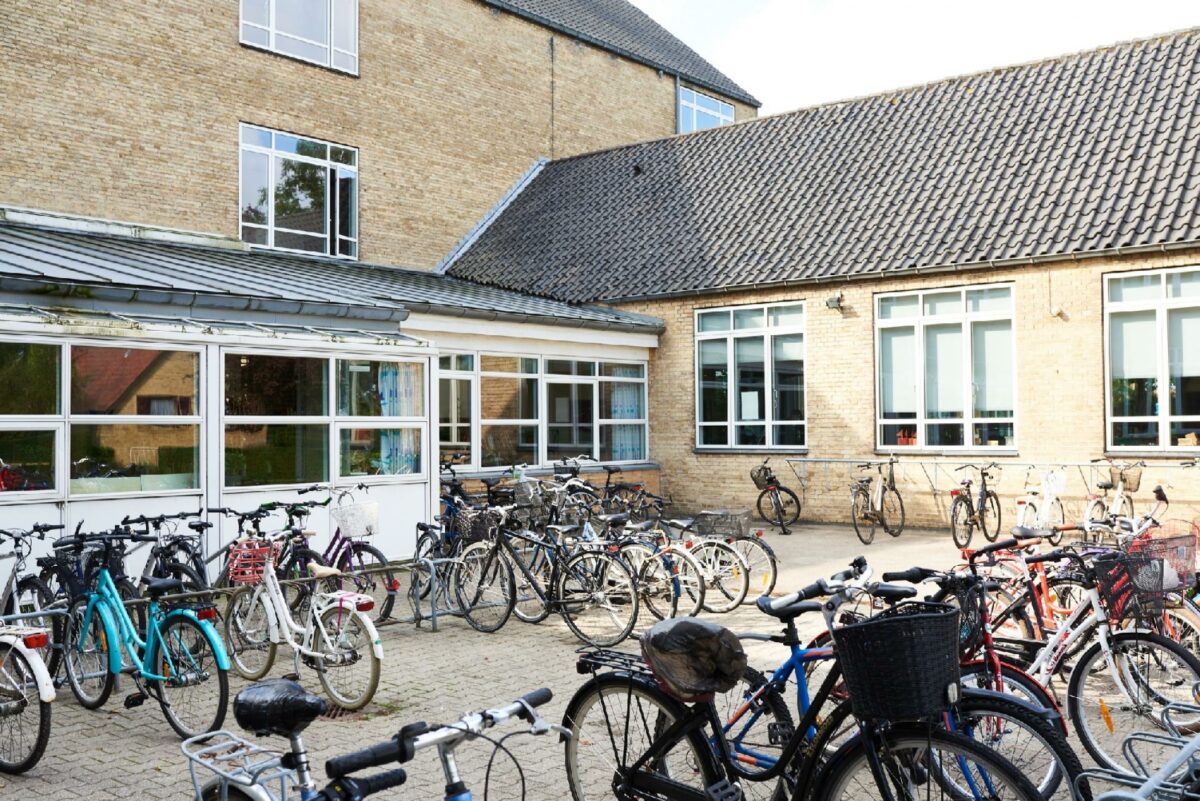 Der skal mere tryk på energirenoveringerne af bl.a. kommunale skoler, daginstitutioner, kontorbygninger og plejehjem. Foto: Gettyimages.