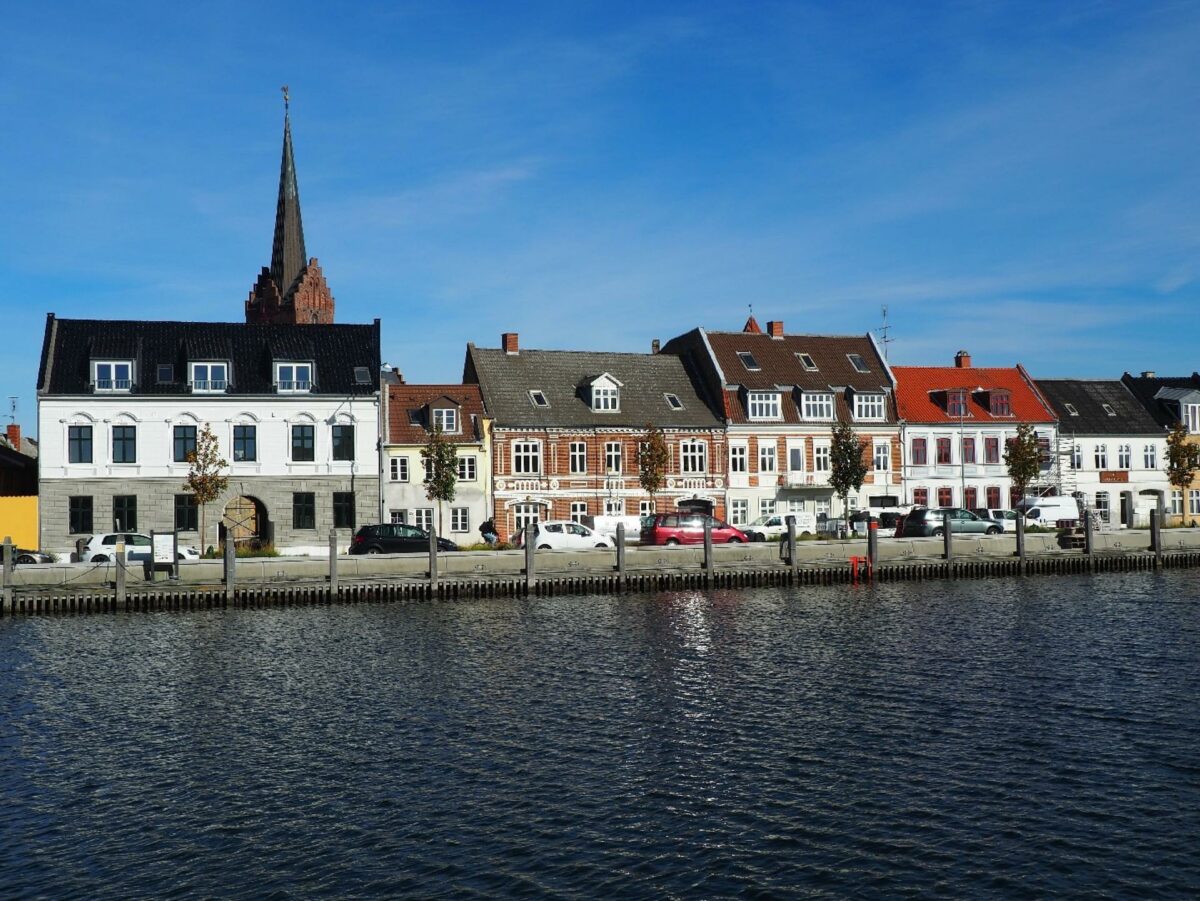 Nakskov bymidtes mange bevaringsværdige huse bliver renoveret med tilskud fra partnerskabet bag Nakskov 2030. Huset på Havnegade 27 (yderst til venstre) står nu, som da det blev opført i 1890. Foto: Stina Jørgensen
