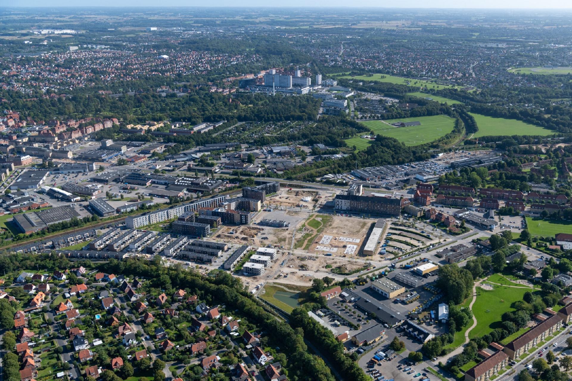 Byggeriet er godt halvvejs i de tre nye kvarterer, der former Gartnerbyen: Bykvarteret, Parkkvarteret og Havekvarteret. Hele området forventes færdigudbygget i 2024. Dronefoto: Skjøde