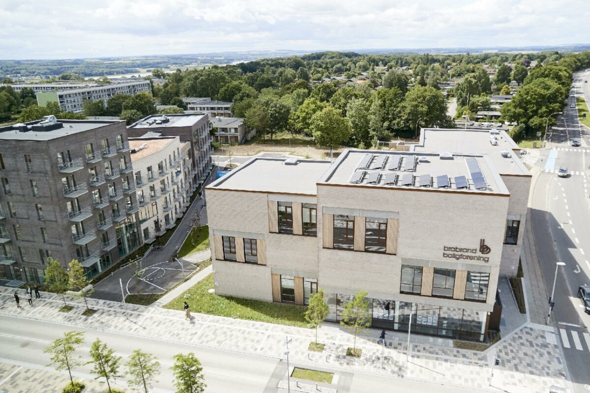 Boligforeningens administrationsbygning er placeret ved Gellerups nye vejnet og for dermed at bidrage positivt til de store forandringer i Helhedsplanen for Gellerup og Toveshøj. Foto: Brabrand Boligforening.