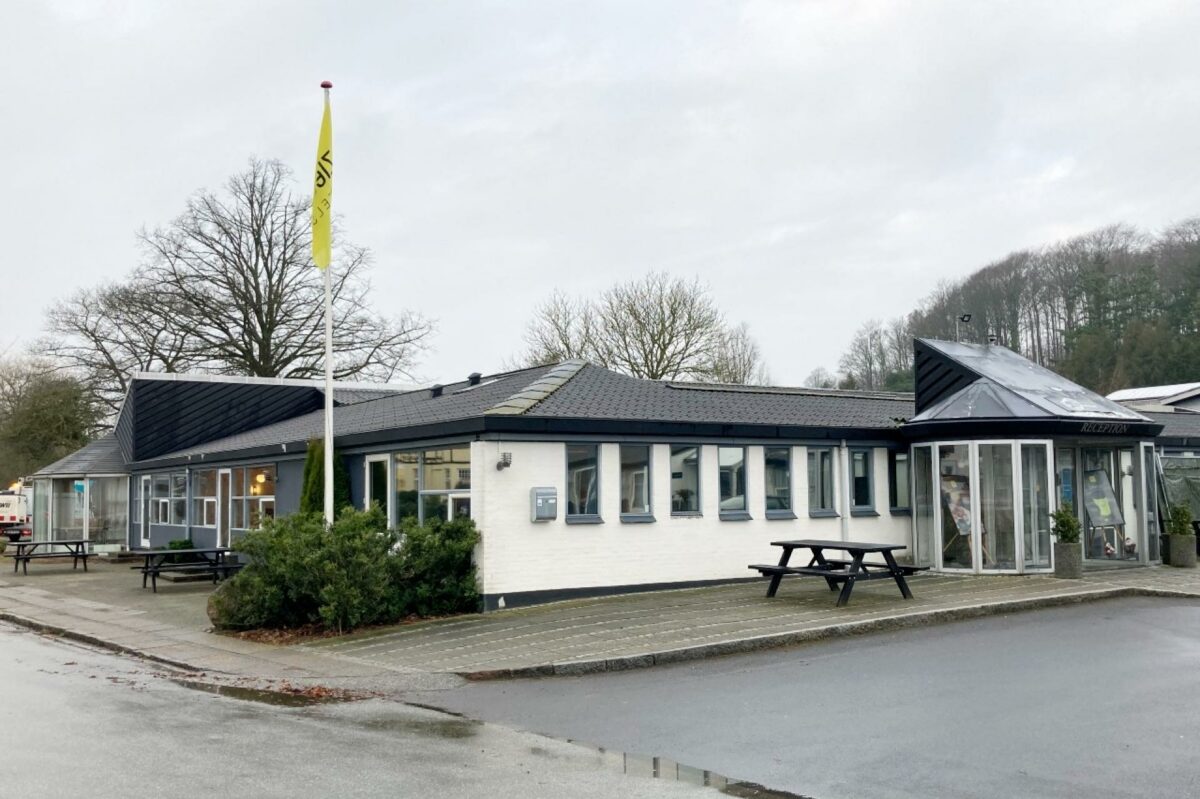 Tidligere har Hotel Tre Roser og siden 2015 Zleep Hotels haft til huse på adressen, hvor der nu skal bygges et friplejehjem.