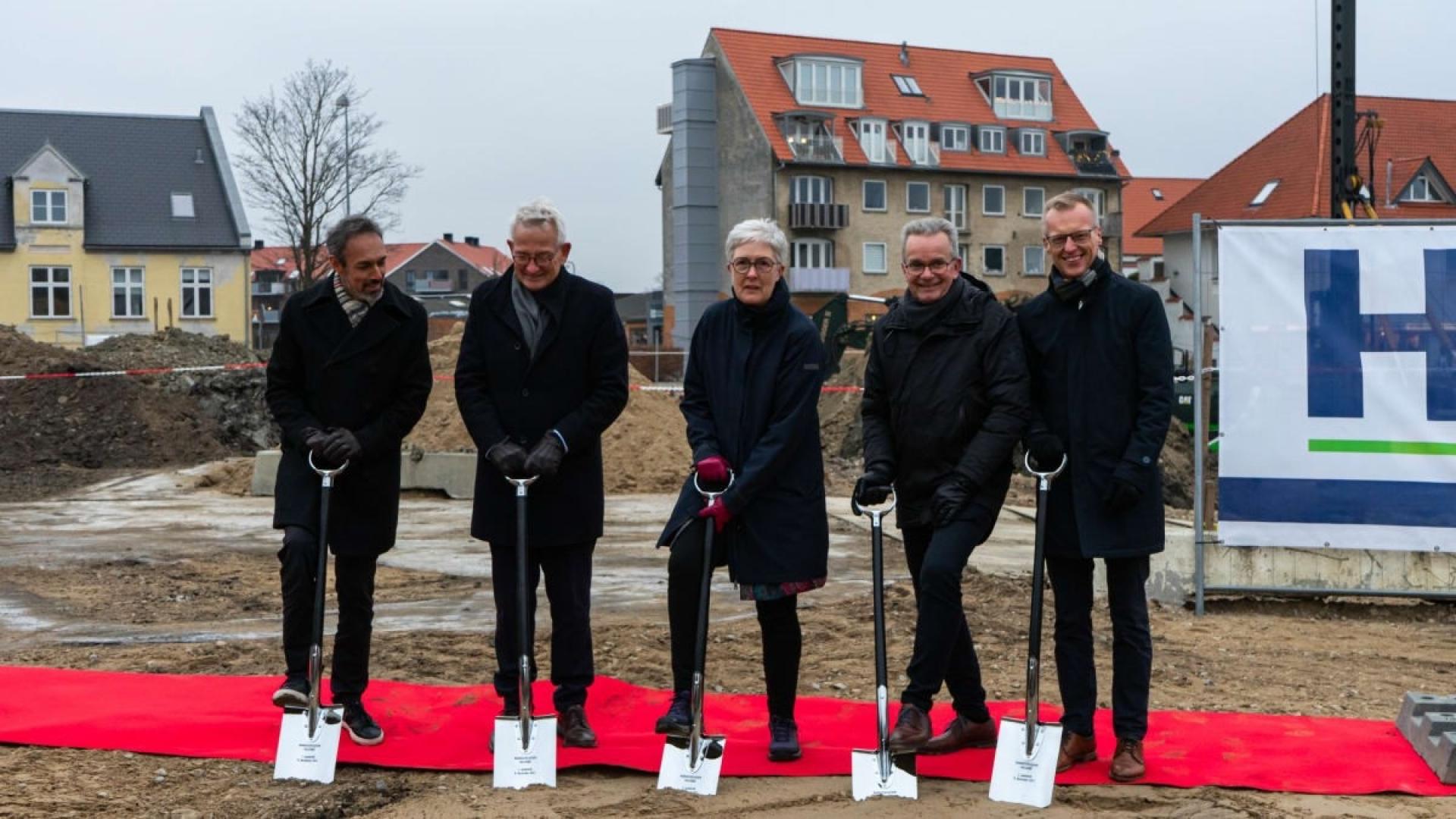 Første spadestik: Michael Sheikh, ejer af Momentum Plus, Michael Bruhn, direktør i PFA Ejendomme, Kirsten Jensen, borgmester, Svend Pedersen, administrerende direktør i HHM, og Peter Carstensen, direktør i HHM.