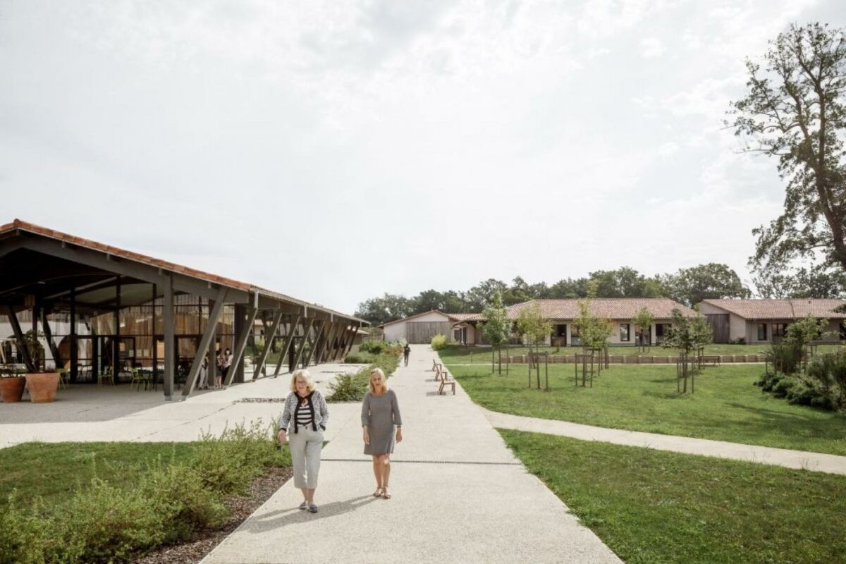 Frisøren, markedspladsen og restauranten er også tilgængelig for lokalsamfundet, så Alzheimer's Village har berøring med det omgivende samfund, og beboere har kontakt med mennesker i lokalsamfundet. Foto: Nord Architects