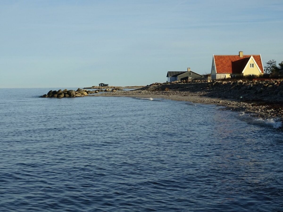 Når vandstanden stiger som konsekvens af klimaforandringer, æder havet sig længere ind på kysterne, når det stormer, og bølgerne går højt, og kystbyer eller huse tæt på kysterne er i fare for at bliver ramt af fx oversvømmelse.