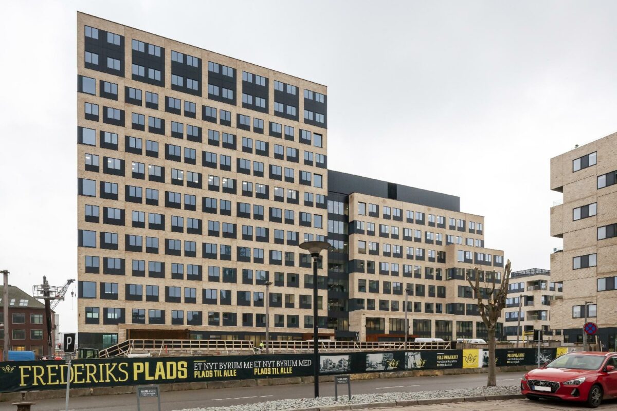 Frederiks Plads er en lille ny bydel midt i Aarhus med en kombination af boliger, kontorer og butikker samlet rundt om et lyst byrum med træer og grønne arealer.