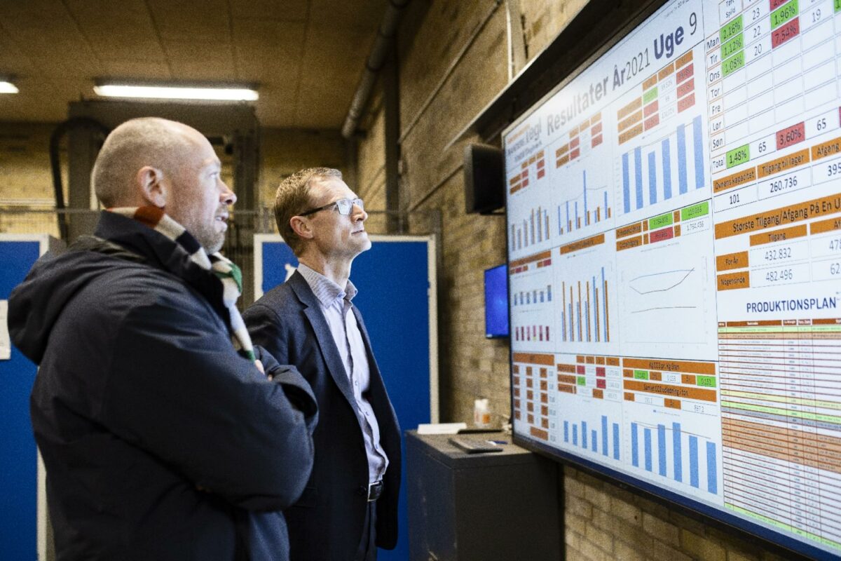 Marketingchef Laust Ejstrup (tv.) og adm. direktør Thomas Piper på Vindø Teglværk, hvor Randers Tegl tidligere i år introducerede sin nye murstensserie 'Greener' med lavere CO2-aftryk.