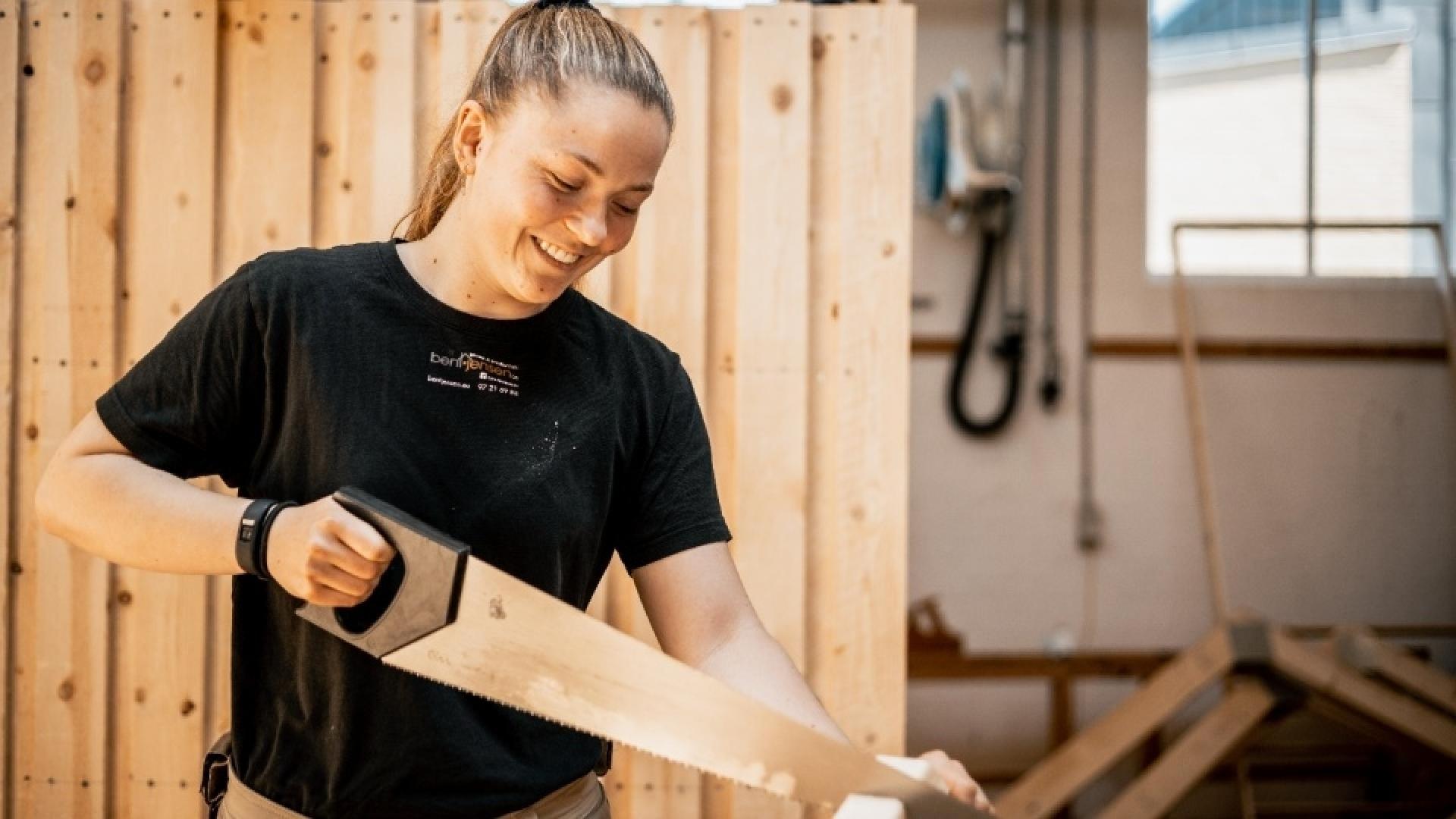 En håndværker kan lige så godt være en kvinde som en mand. Det er noget af det, Boss Ladies, Herning HF & VUC og Herningsholm Erhvervsskole & Gymnasier prøver at indprente hos både folkeskole- og HF-elever. Foto: Herningsholm Erhvervsskole & Gymnasier