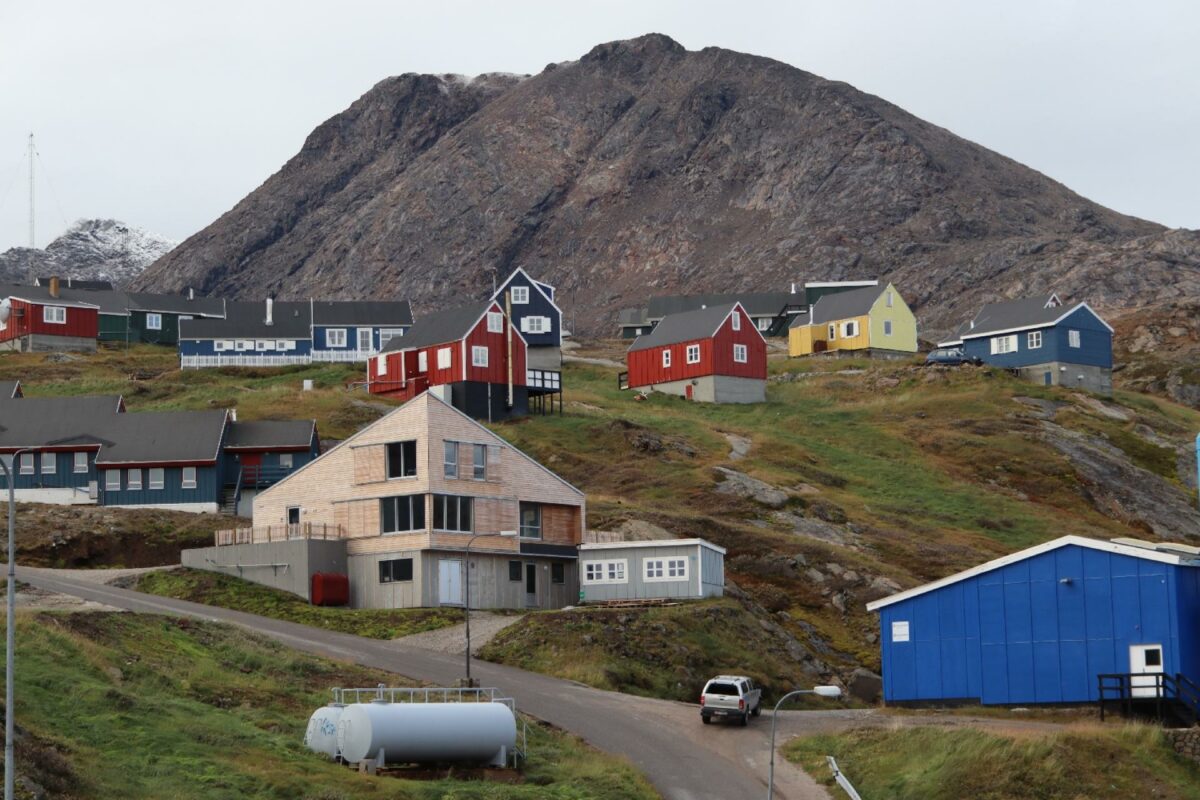 Det er den danske arkitekt Sophus Søbye Arkitekter, der har tegnet ungdomskulturhus Igdlo i samarbejde med den grønlandske tegnestue Titarneq. Her får byens mange unge et tiltrængt frirum. Foto: Anna Rex