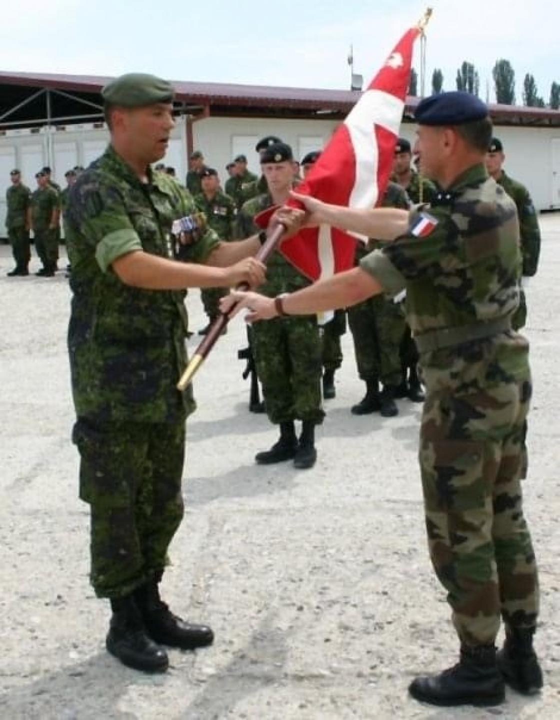 Kosovo, 2006, hvor Michael Wallin overtager kommandoen som chef for den dansk-franske bataljon.