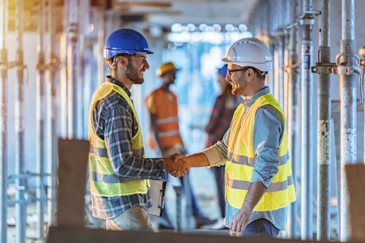 Hvis din arbejdsplads eller dit team arbejder struktureret med f.eks. psykisk arbejdsmiljø, ergonomi, arbejdsulykker eller kemi og vådt arbejde, kan I nu gå efter Arbejdsmiljøprisen 2022. Foto: Getty Images