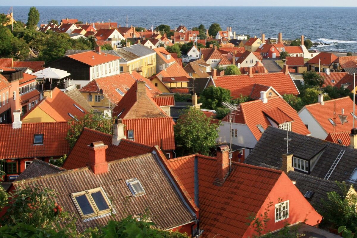Blandt andet i Gudhjem kan bornholmerne glæde sig over at have godt med plads i hjemmet. Foto: Gettyimages.