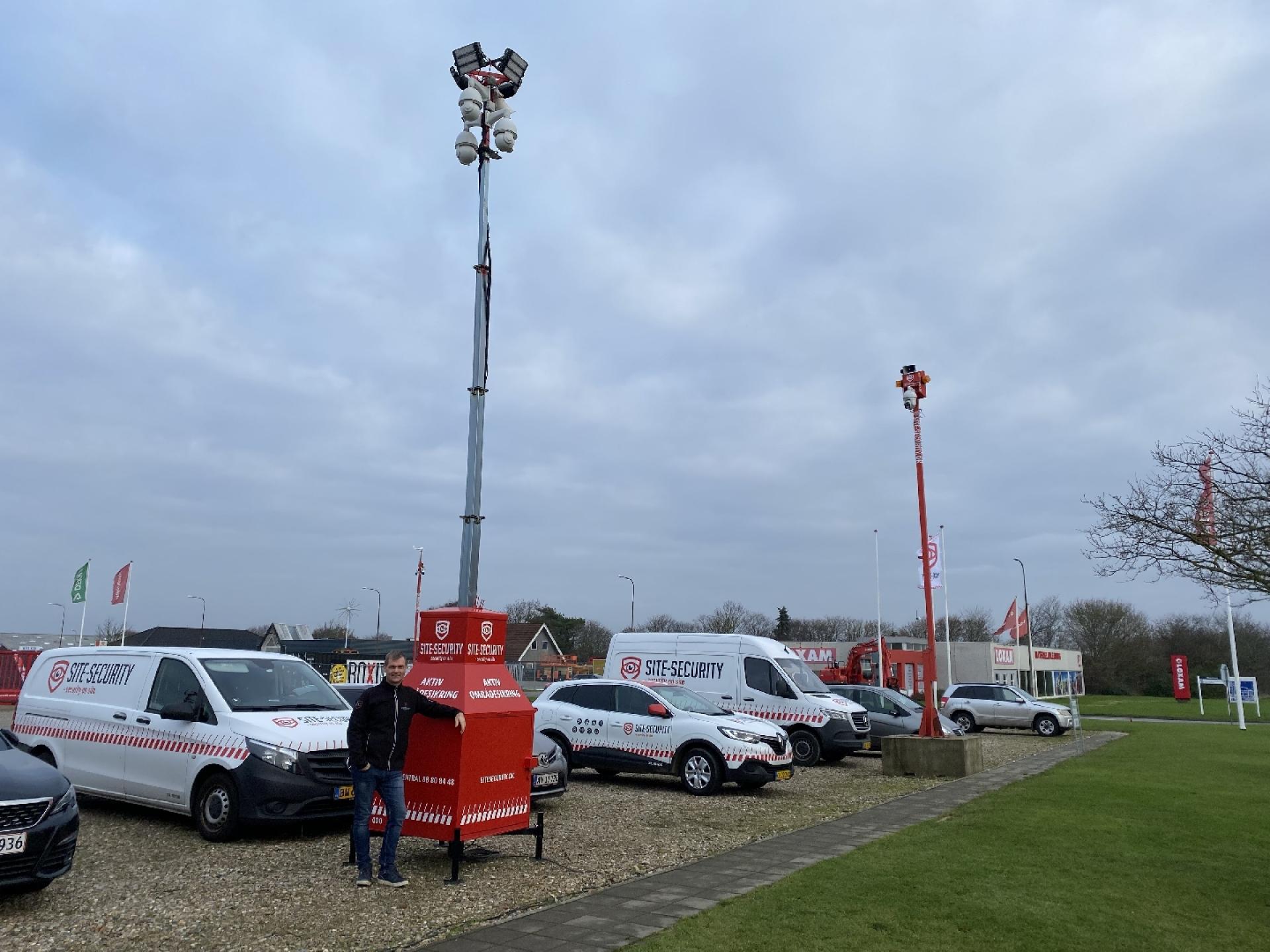 Via kameramaster med aktiv overvågning kan vagtcentralen bruge kameramastens speaker til at anråbe ubudne gæster. Vagterne kan også tænde mastens sirene og kraftige LED-lys, fortæller sikkerhedsekspert Lasse Østergaard-Jensen fra Site-Security.