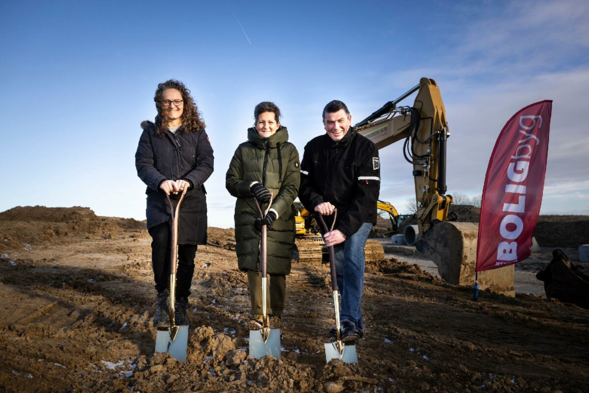 Første spadestik til Helene Mariehjemmet i Helsinge (fra venstre): Rikke Ulslev Degn, Head of Development and Construction på NREP's Care-område. Malene Størup, direktør for Mariehjemmene. Borgmester Bent Hansen (V), Gribskov Kommune. Foto: NREP