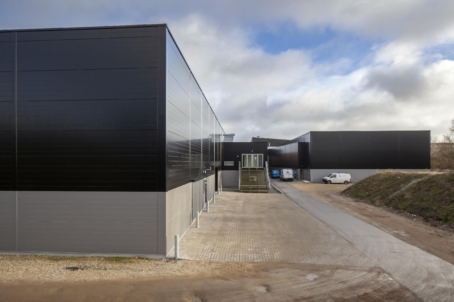 Multihallen er bygget i fuld højde på otte meter. Ved at benytte lavtsiddende vinduer langs den sydvendte facade i kombination med ovenlys har både multihallen og den nye hal fået et diffust dagslys. Hallerne er skabt til multifunktionelle faciliteter, som kan anvendes af både forskellige foreninger, kommunale sundhedstilbud og til kulturelle formål som koncerter m.v. Foto: Anette Roien