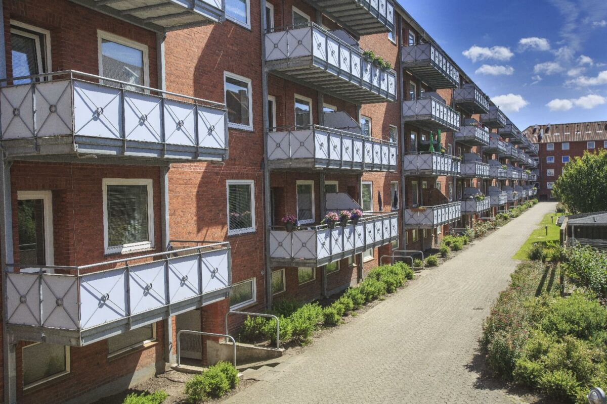 De 310 boliger i Himmerland Boligforenings afdeling 8 er opført for godt 70 år siden. Den omfattende renovering omfatter bl.a. efterisolering, nye vinduer og udvendige døre, ny tagbeklædning, nye installationer til vand, varme, afløb og el samt nye køkkener.