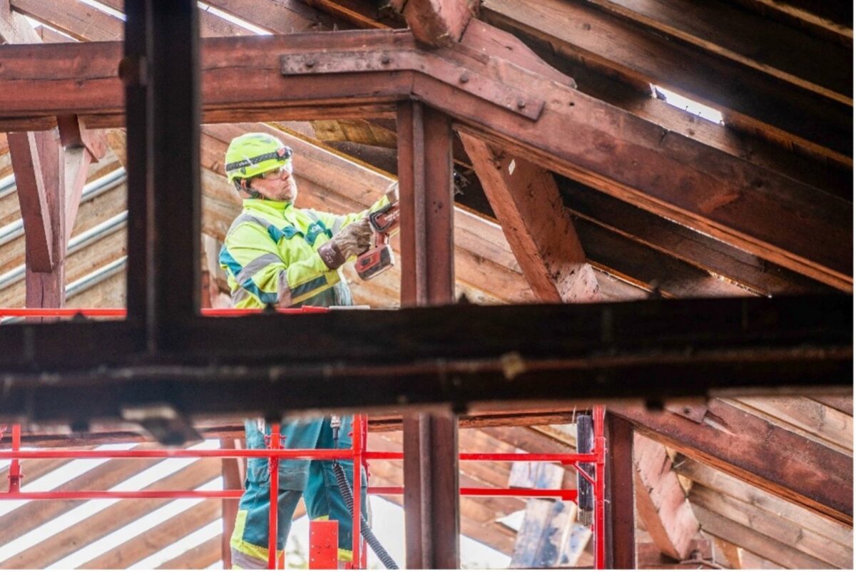 Gamle byggematerialer kan ofte genbruges i nye byggerier - det er cirkulært genbrug og en ressource, som byggebranchen skal udnytte langt mere de kommende år. Foto: VCØB.