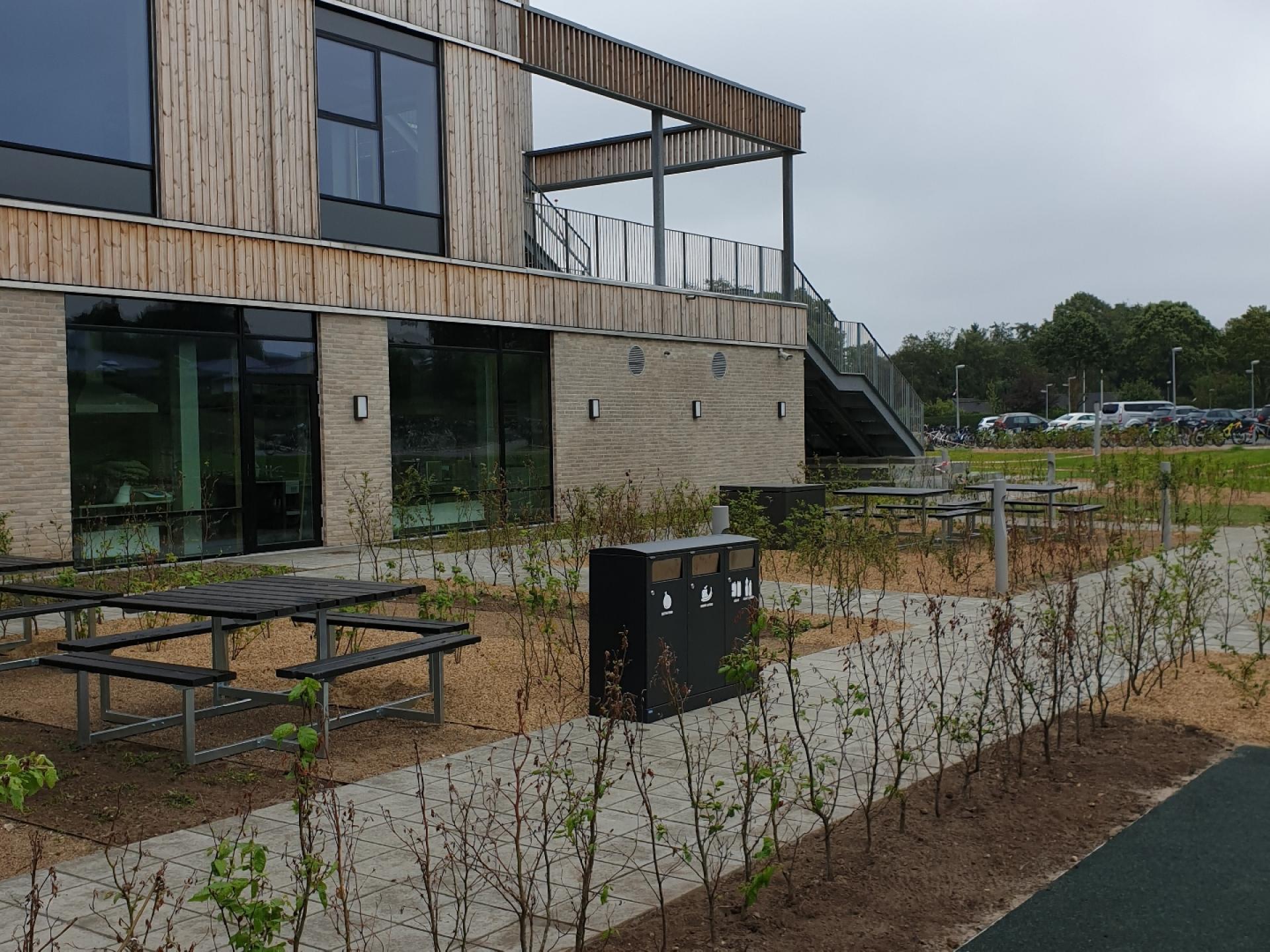 I Brande har man på den nybyggede skole Artium besluttet at opsætte beholdere for kildesortering både ind og ude. Valget er her faldet på Carbis Bica 713 med tre fraktioner