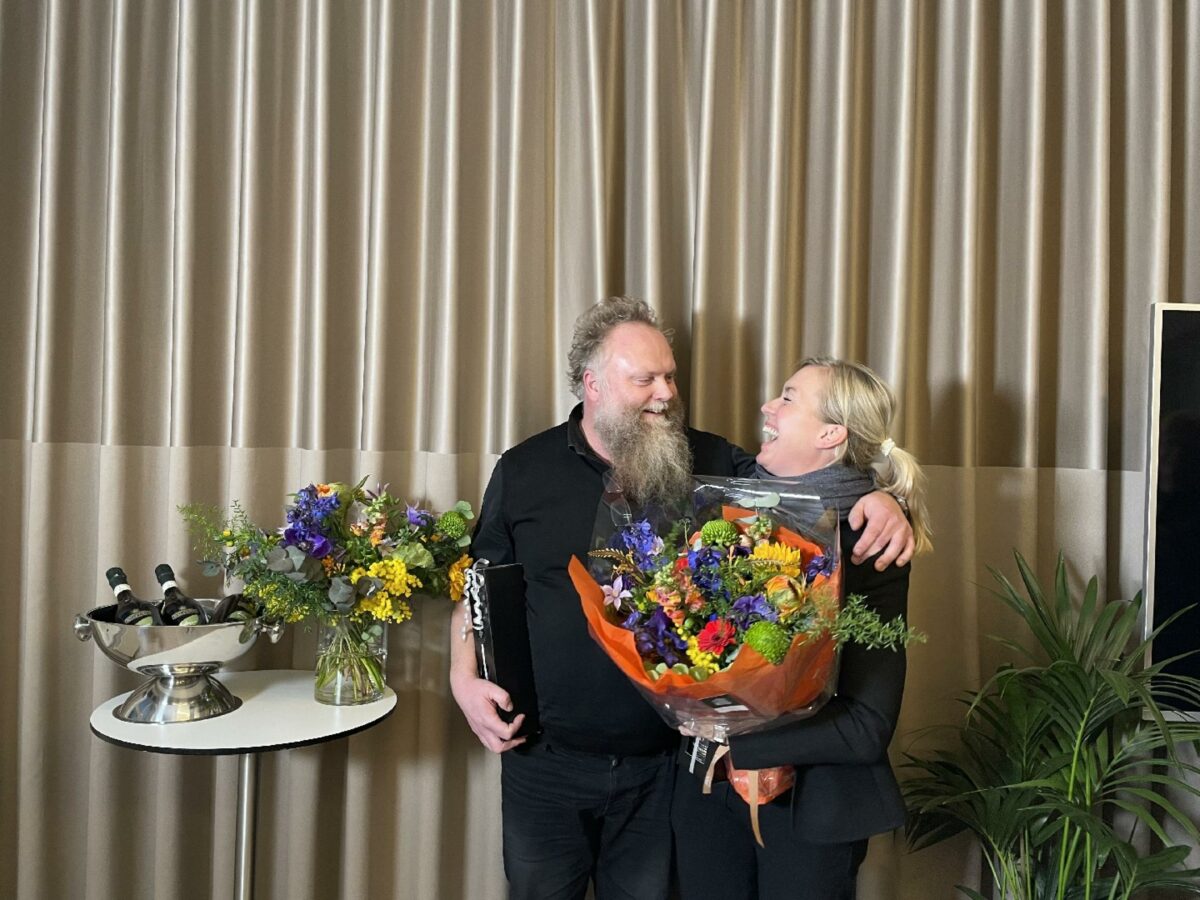Vindere af Årets Arne 2022, Mads Bjørn Hansen og Mette Tony, der sammen har stiftet Praksis Arkitekter. Foto: Signe Frøkiær.