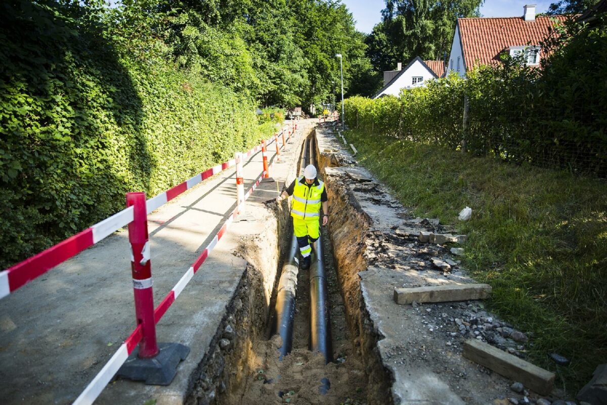 I dag er realtidsmålinger i fjernvarmenettet begrænset til få steder i ledningsnettet. Forsyningsselskaberne efterspørger derfor en kommercielt tilgængelig teknisk og økonomisk rentabel løsning, der kan supplere eksisterende målinger og smart meter-data.