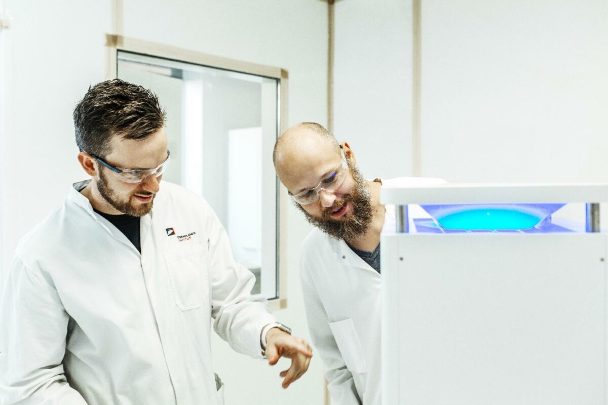 Under kontrollerede laboratorieforhold tester projektet 15-20 repræsentative luftrensere.