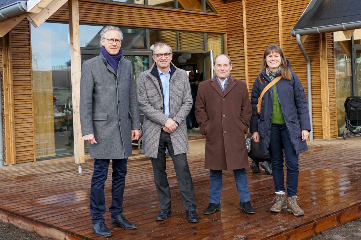 Fra venstre: Ole Møller, NærHeden, borgmester Michael Ziegler, Høje-Taastrup Kommune, adm. direktør Peter Cederfeld, Realdania By & Byg, og medlem af Bydelsforeningen Nærhedens bestyrelse, Marie Louise Hartvig Widding.