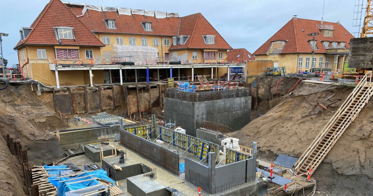 Udgravningen til det indendørs spaområde ved Gillelejes gamle rådhus er i fuld gang. Ovenpå skal der være udendørs pool og et sydvendt soldæk. Ved siden af bliver der en stor terrasse med udeservering. Foto: KHR Architecture