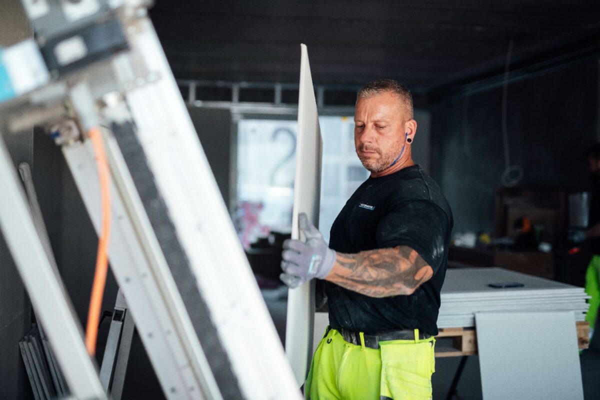 Med skærerobotten Amigo slipper håndværkerne for det hårde arbejde med dyksaven og undgå store mængder støv i luften. Foto: Lasse Olsson.