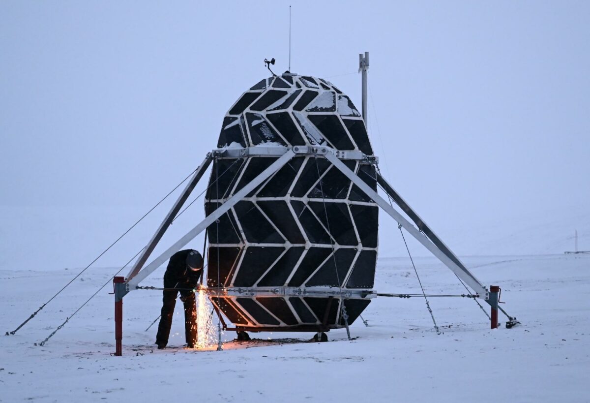 Rumkonstruktionen kan være i bagagerummet på en rumraket og kan - inspireret af japansk origami - foldes ud, så der bliver plads til at astronauterne kan arbejde, spise, sove og motionere. Foto: Saga Space Architects