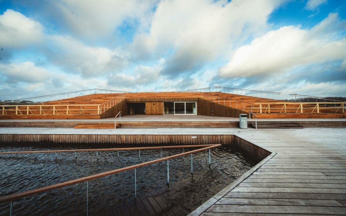 Skanderborg Søbad kan nu også benyttes af byens vinterbadere. Ideen til et permanent søbad i Byparken opstod i byrådet helt tilbage i 2011. Foto: MT Højgaard