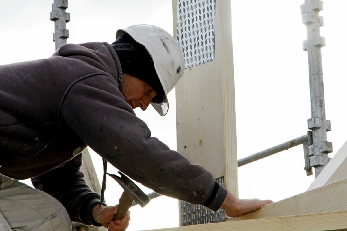 Det er de smalleste skuldre, der bærer det tungeste læs i spørgsmålet om lærlinge og uddannelsesansvar, mener Arbejderbevægelsens Erhvervsråd. Foto: Gettyimages.