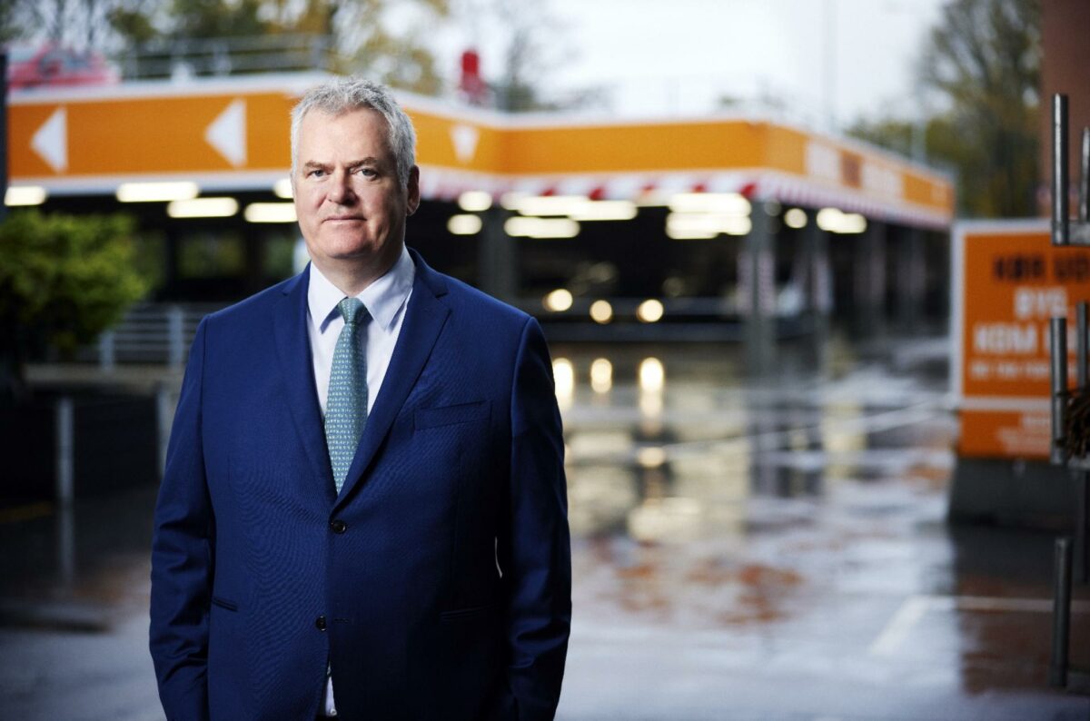 Adm. direktør for Stark Group, Søren P. Olesen, har underskrevet endnu en stor købsaftale med en specialistforretning - denne gang i Østrig. Specialistforretninger inden for salg og distribution af byggematerialer udgør nu en sjettedel af koncernens omsætning på 37 milliarder kr.