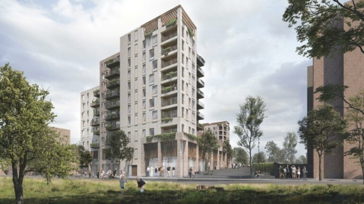 Byens Hus bliver bygget i naturskønne omgivelser med indgang til en af Naturpark Amagers kommende hovedindgange på den ene side - og ud til Asger Jorns Allé på den anden side.