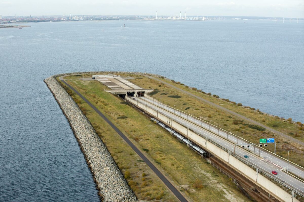 Tunnelåbningerne, som her ved Peberholm, skal nu stormflodsikres yderligere med højere volde og mure. Foto: Øresundsbron.