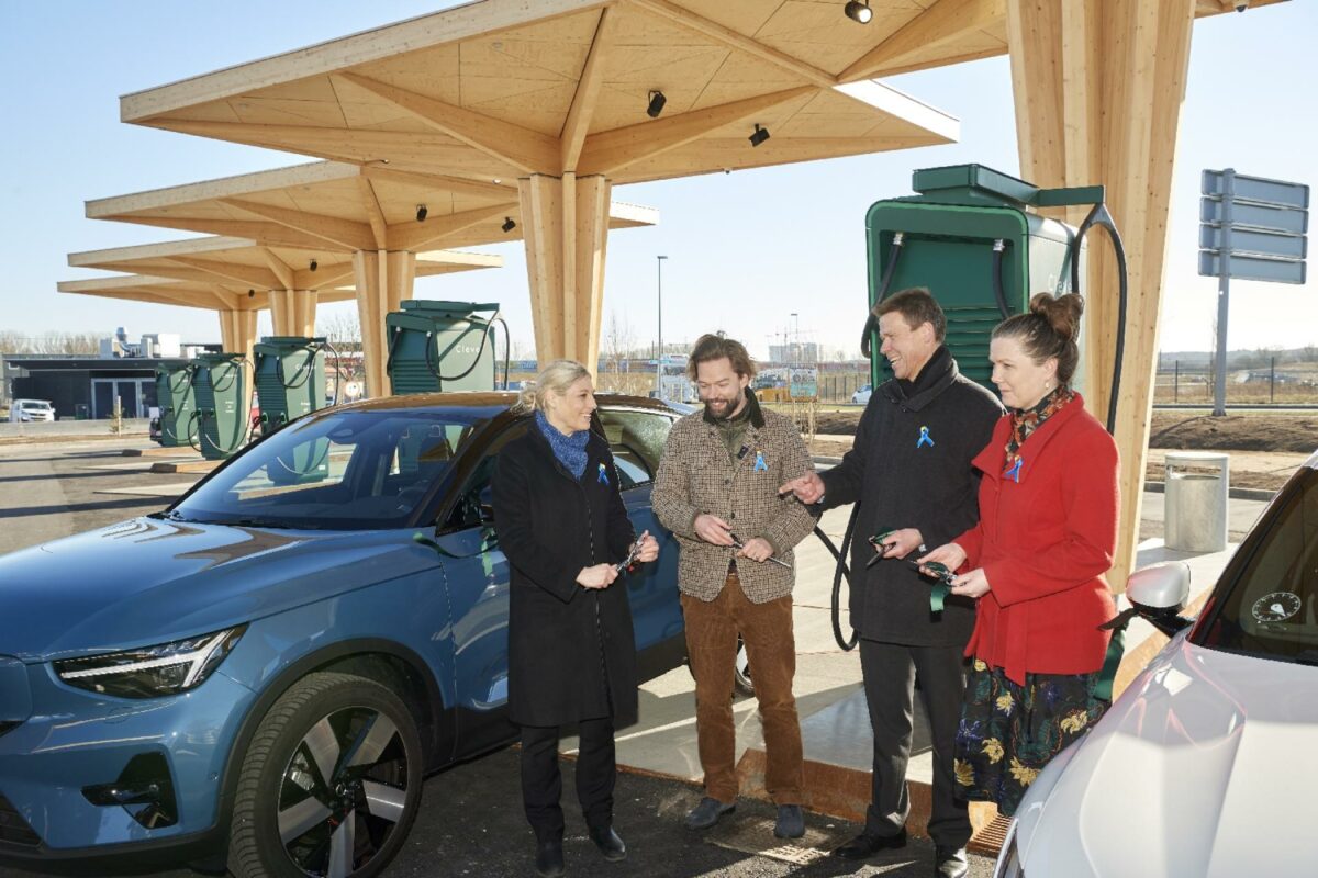 Både transportminister Trine Bramsen (tv.) og Køges borgmester Marie Stærke (th.) var mødt op for at fejre indvielsen af de 16 lynladestandere i Køge. I midten Clevers direktør Casper Kirketerp-Møller og energi- og fibernetkoncernen Andels adm. direktør Jesper Hjulmand. Foto: Clever