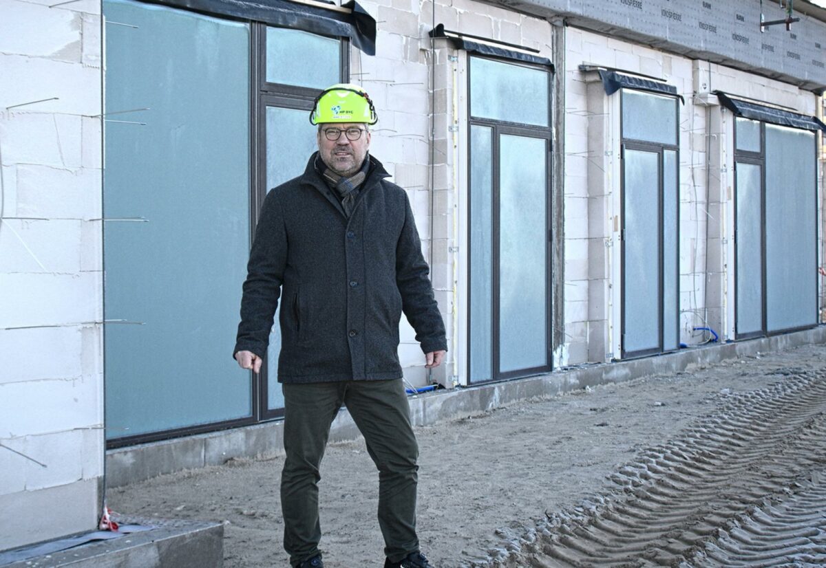 Administrerende direktør for HP Byg, Henrik Petersen, foran et af virksomhedens igangværende rækkehusbyggerier i det sydvestlige Aalborg. Pressefoto.