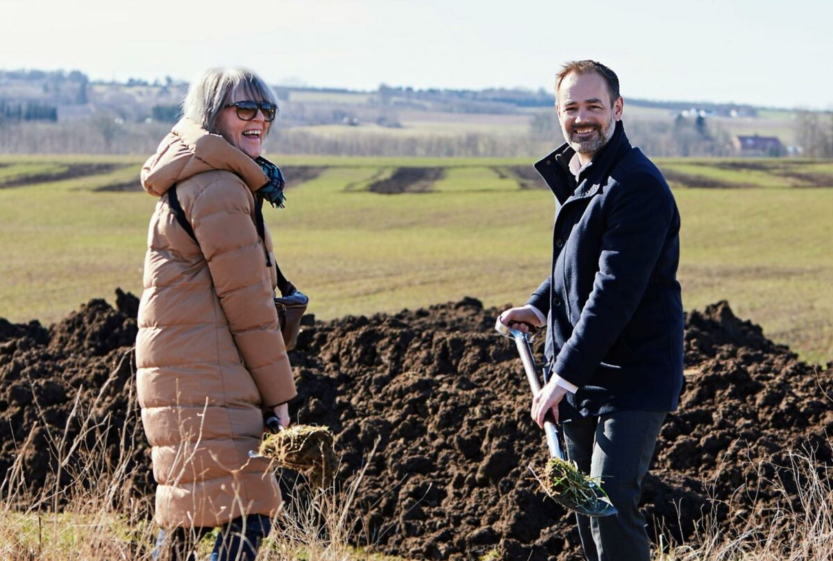 Aarhus borgmester Jakob Bundsgaard og formand for Lejerbo Århus, Inge Køster, tager første spadestik på verdens første almene bebyggelse opført efter cirkulære principper. Foto: Pressefoto.