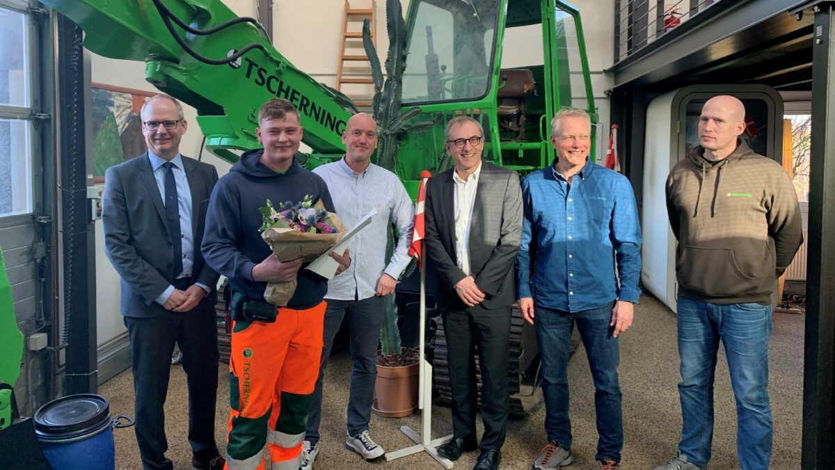 Fra venstre: Peter Lanng Nielsen, DI Hovedstaden, Årets lærling Casper Jacobsen, afdelingschef Dennis Becker, borgmester Michael Ziegler, adm. direktør Søren Tscherning og produktionsleder Dean Christensen. Foto: DI.