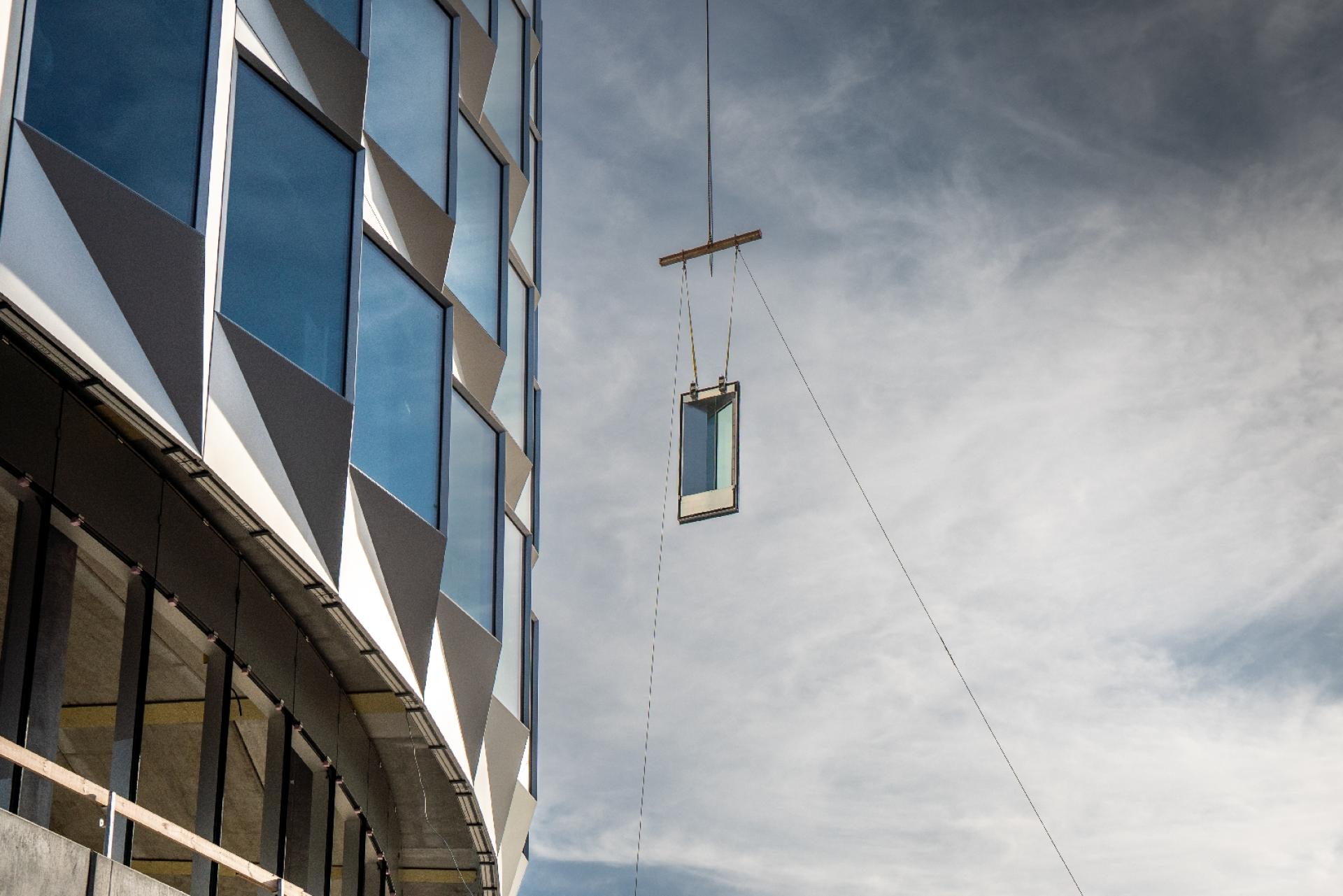 Facaden består af 924 glas- og metalelementer i 9 forskellige størrelser.