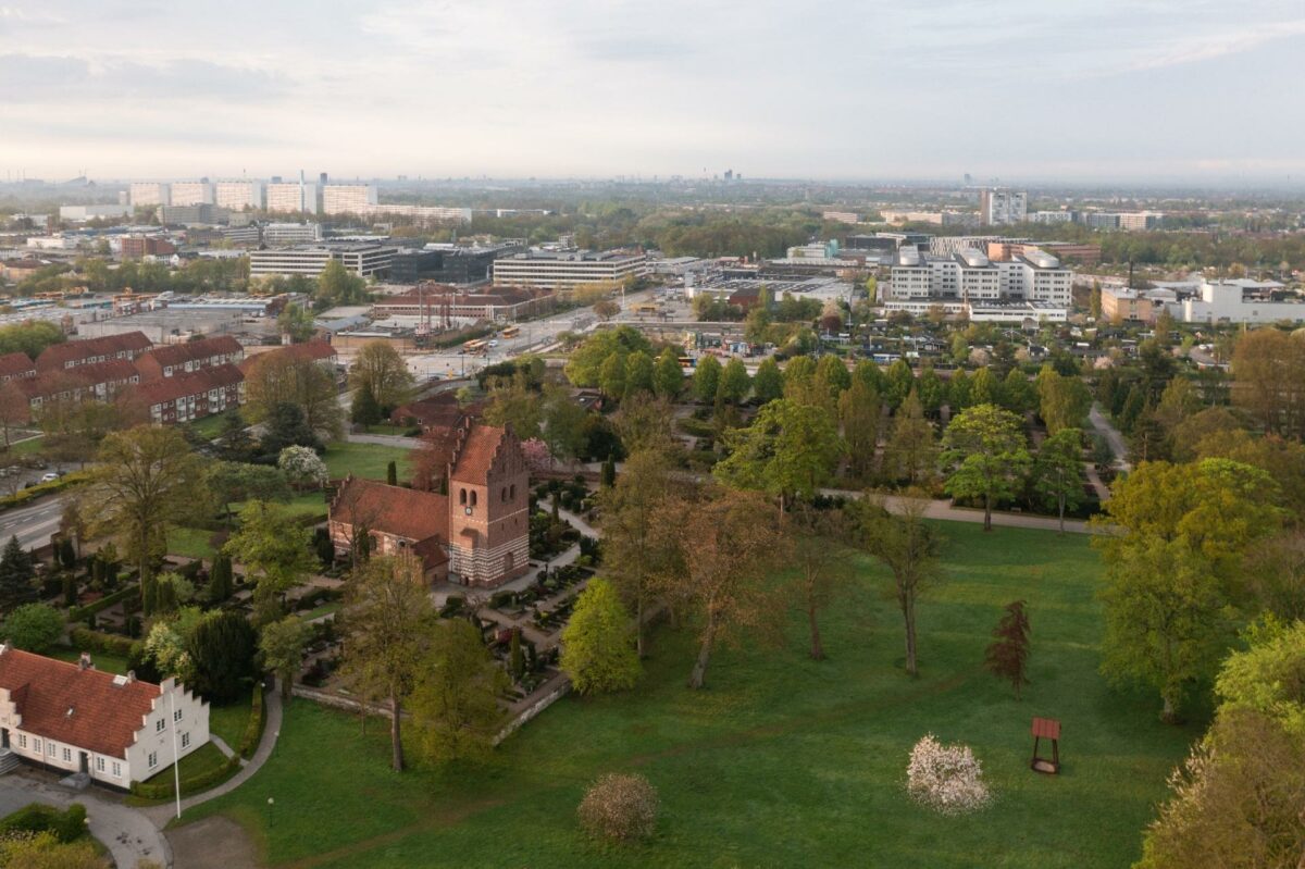 Gladsaxe er sit helt eget kludetæppe af stilarter, højder, funktioner og historie. Her på billedet ses både kirke, kirkegård, boligblokke, erhvervskvarter, højhuse og den tidligere TV Byen. Foto: Astrid Busse Rasmussen