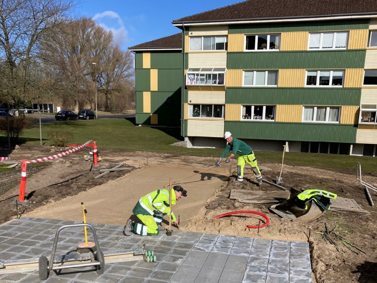 Der er gang i det store infrastrukturprojekt i Jennumparken i Randers, der er at finde på indenrigs- og boligministeriets liste over 'udsatte områder'. Fire lysende træer ved indgangene og det nye aktivitetsområde er et af de tiltag, som løbende brugerinddragelse har ført med sig.