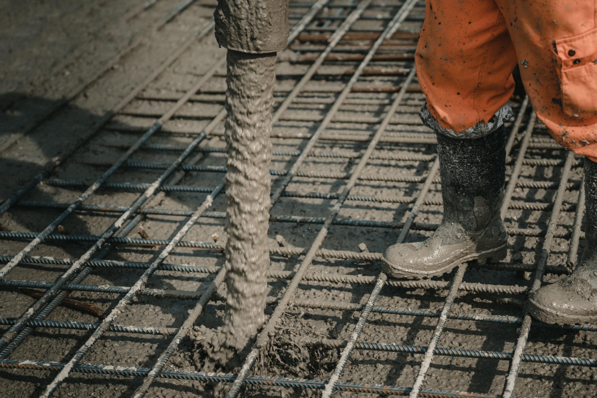 Med sin egenproduktionsenhed kan LM Byg udføre alle former for opgaver inden for råhusbyggeri herunder pladsstøbte betonkonstruktioner, montage af betonelementer, trækonstruktioner og stålkonstruktioner.