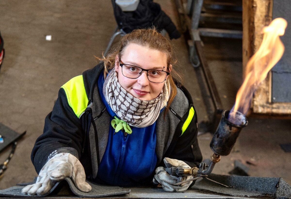 Katja Lillelund kunne ikke finde en læreplads som tømrer, men en plads på et tagdækker trainee-forløb viste hende en ny retning. I dag er hun uddannet tagdækker til stor glæde for mester John Trier Lauridsen fra Phønix Tag.