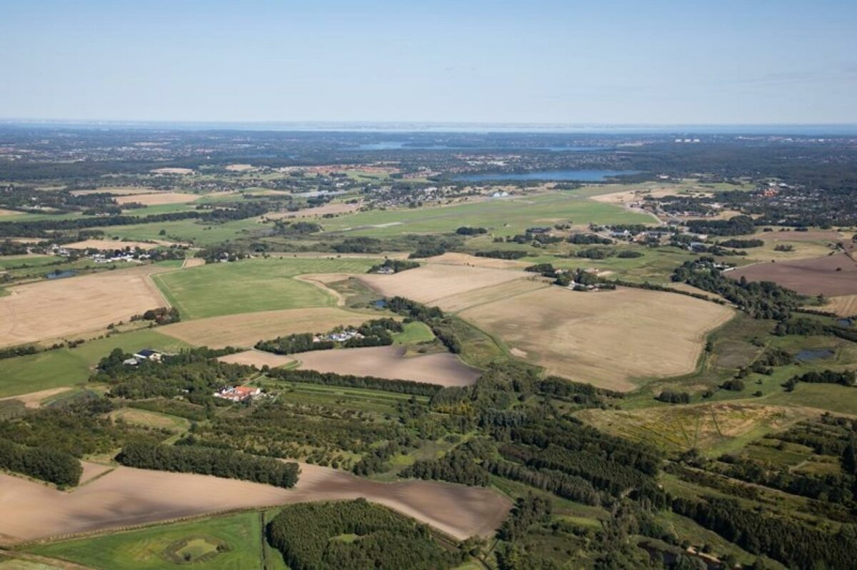 Hvis ideerne i idekonkurrencen om Kildedal Nords fremtid bliver ført ud i livet, kommer der bl.a. landsbyklynger, en kunstpark og dyrkningsfællesskaber på de 89 ha land i Kildedal Nord i Egedal Kommune. Foto: Fotohuset Click