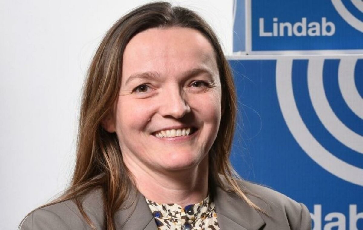 Lindabs nyansatte regional sustainability specialist Alice Andersen er uddannet civilingeniør med speciale i energi og indeklima. Hun har arbejdet med indeklima, byggeri og bæredygtighed i mere end 20 år.