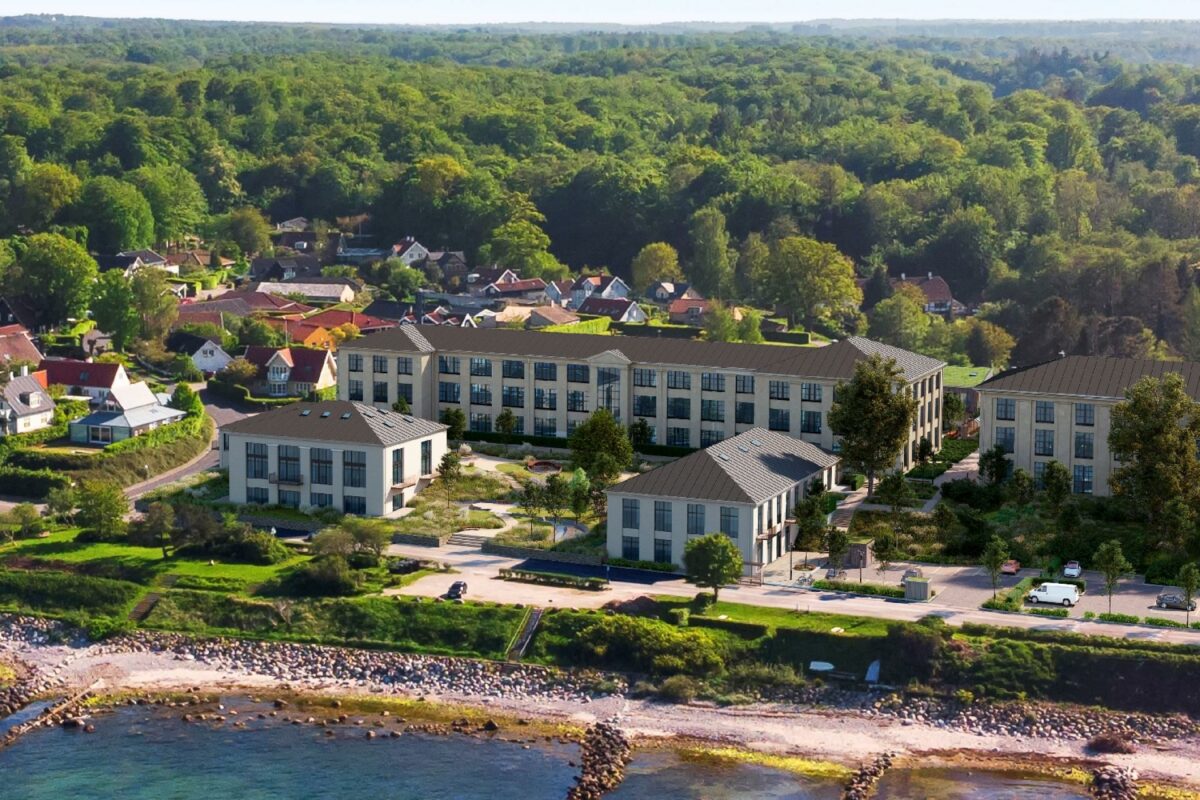 De kommende boliger lige ud til havet og med skoven i baggrunden.